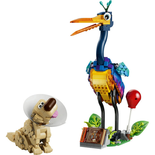 LEGO Disney: Kevin és Dug 43290, 628 darabos – Kevin madár és Dug kutya részletes LEGO modellje kalandkönyvvel, növényekkel és piros lufi elemmel.