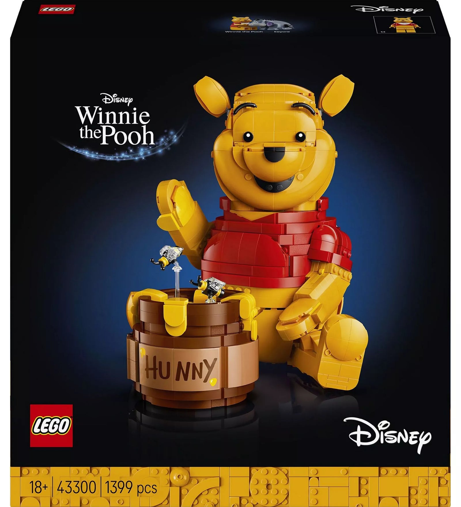 LEGO Disney Micimackó (43300) építőkészlet dobozképe, nagy méretű Micimackó figura piros pólóban egy mézes bödönnel, „HUNNY” felirattal, 1399 darabos gyűjtői LEGO készlet felnőtteknek.