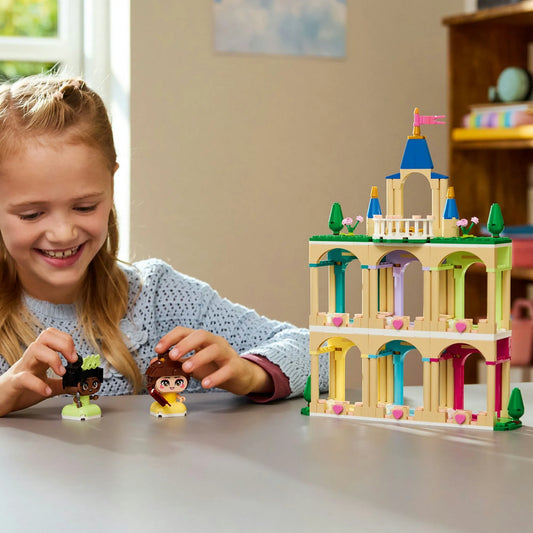 LEGO Disney Mini Belle & Tiana kastéllyal (43291) – gyermek játék közben a megépített kastéllyal és figurákkal.