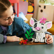 LEGO Disney: Pua 43292, 885 darabos készlet használat közben, a részletgazdag Pua modell rózsaszín virággal, pálmalevelekkel és kis rák figurával a talapzaton.