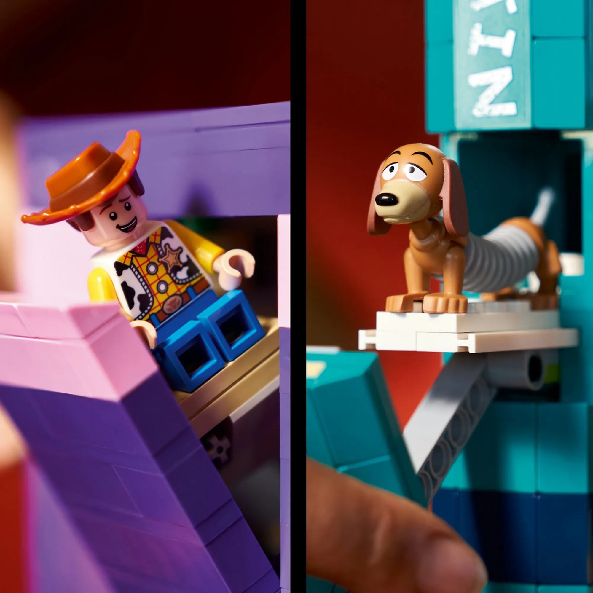 LEGO Disney: Toy Story: Slinky kutya könyvtámasz 43301, 1311 darabos – részlet Woody minifiguráról és a kis Slinky kutyáról.