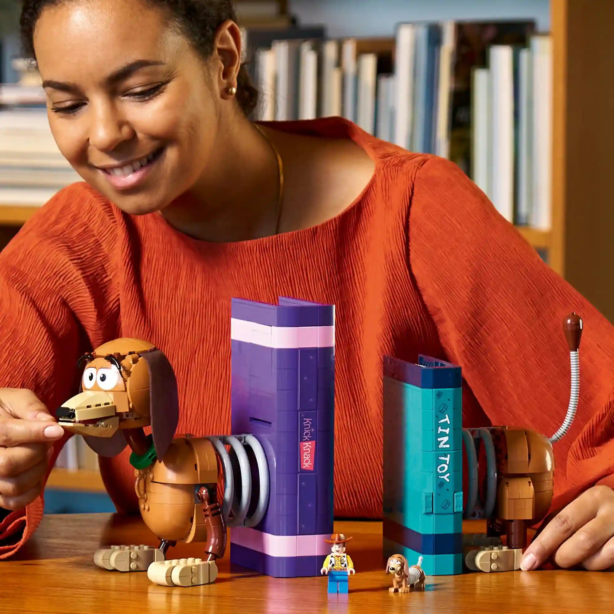 LEGO Disney: Toy Story: Slinky kutya könyvtámasz 43301, 1311 darabos – játék közben használva, Slinky kutya mozgatása kézzel.