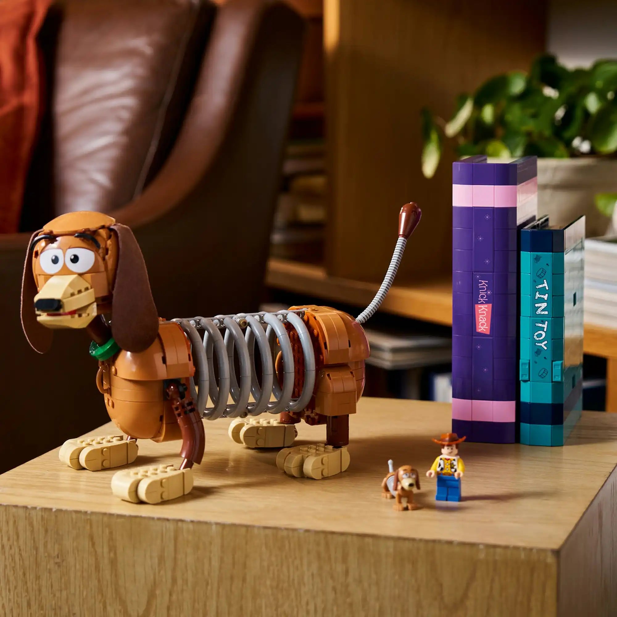 LEGO Disney: Toy Story: Slinky kutya könyvtámasz 43301, 1311 darabos – kész modell asztalon könyvekkel és minifigurákkal.
