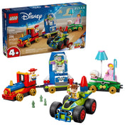LEGO Disney: Toy Story ünnepi vonat és RC versenyautó 43264 – kreatív játékjelenet a dobozzal és a figurákkal összeállítva.