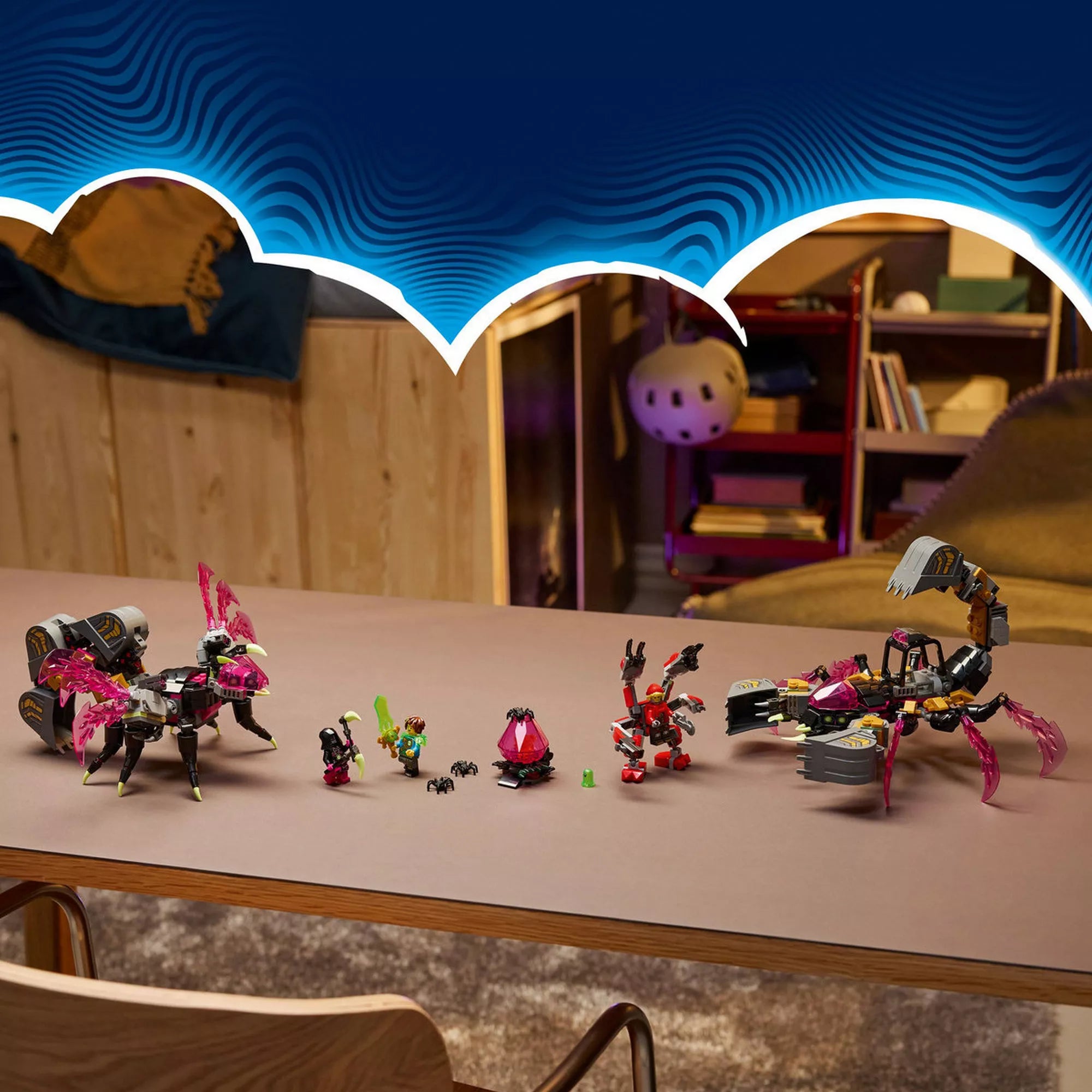 A LEGO DREAMZzz Nightmare Scorpion Digger készlet teljes tartalma, a skorpió ásógép és az alternatív biomechanikus építmény egymás mellett.