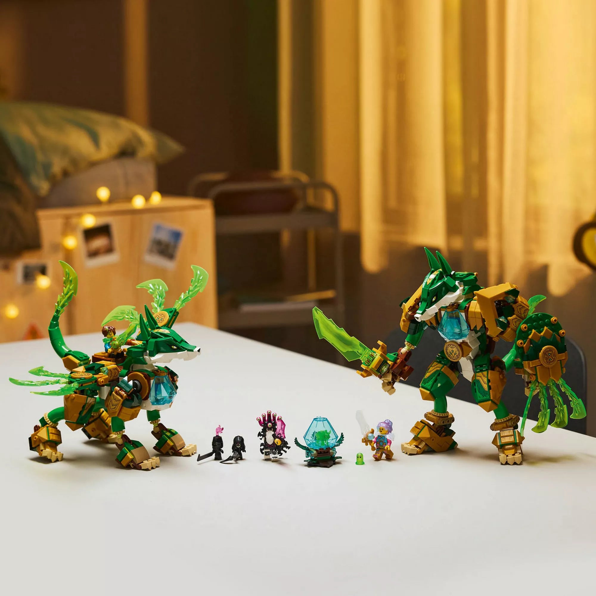 LEGO DREAMZzz 71508 készlet két elkészült változata egymás mellett, rókaőrző mecha és róka formájú harci lény minifigurákkal