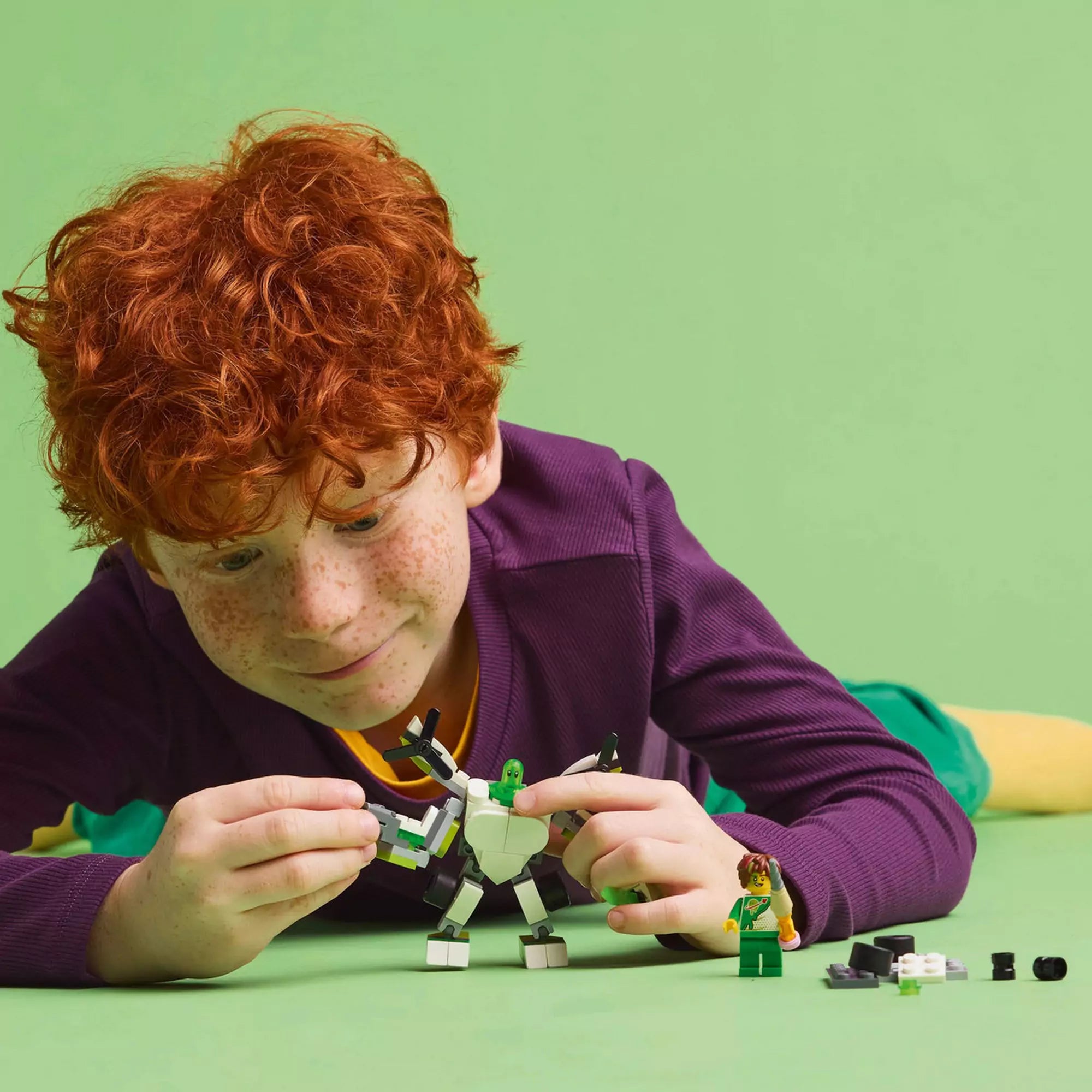  LEGO DREAMZzz Z-Blob robot és járműves kalandjai 71487 – Egy kisfiú összerakja Z-Blob robotpáncélját a kreatív játékhoz.