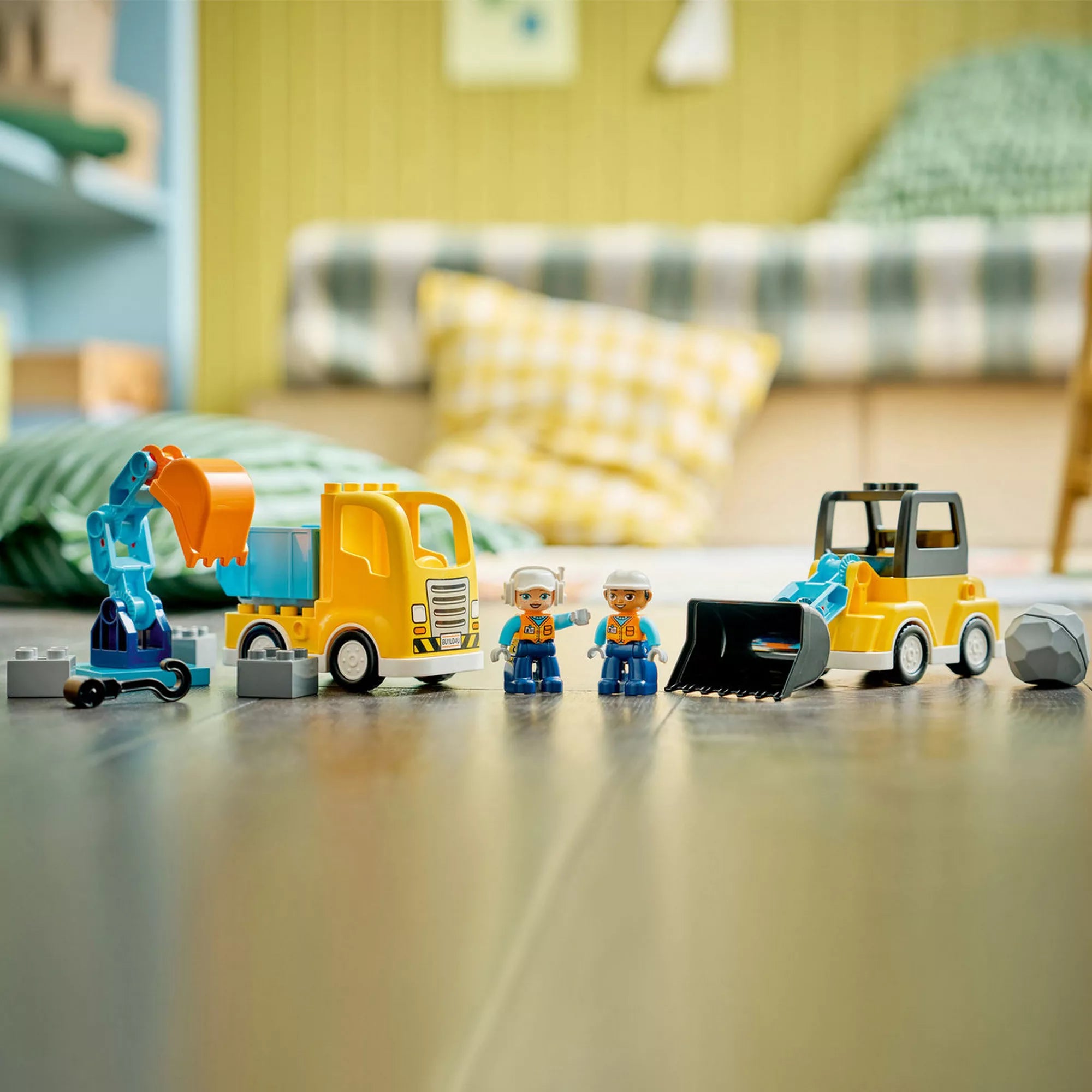 LEGO DUPLO Városom Építőipari járművek készlet teljes tartalma felállítva, kotrógéppel, billenőplatós teherautóval, rakodógéppel és két építőmunkás figurával.