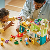 LEGO® DUPLO® Modern családi ház játék közben, kisgyermek virág elemet helyez el a tetőkertben, kreatív építés és finommotoros fejlesztés