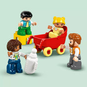 LEGO® DUPLO® családi figurák babakocsival, szülők, kisgyermek és baba figura, szerepjátékhoz tervezett biztonságos elemekkel