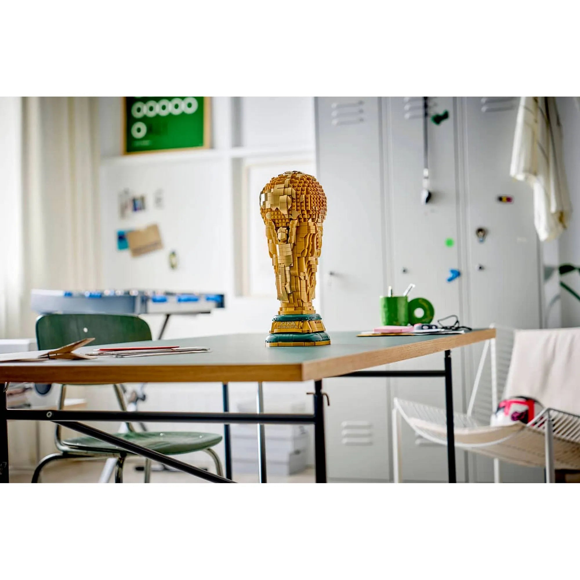 LEGO Editions: A FIFA labdarúgó-világbajnokság hivatalos trófeája, 43020, 2842 darabos megépített LEGO trófea modell egy asztalon kiállítva.