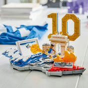 LEGO Editions: Kylian Mbappé A futball legjobb pillanatai 43013 készlet életképen, asztalon felállított futballjelenettel.