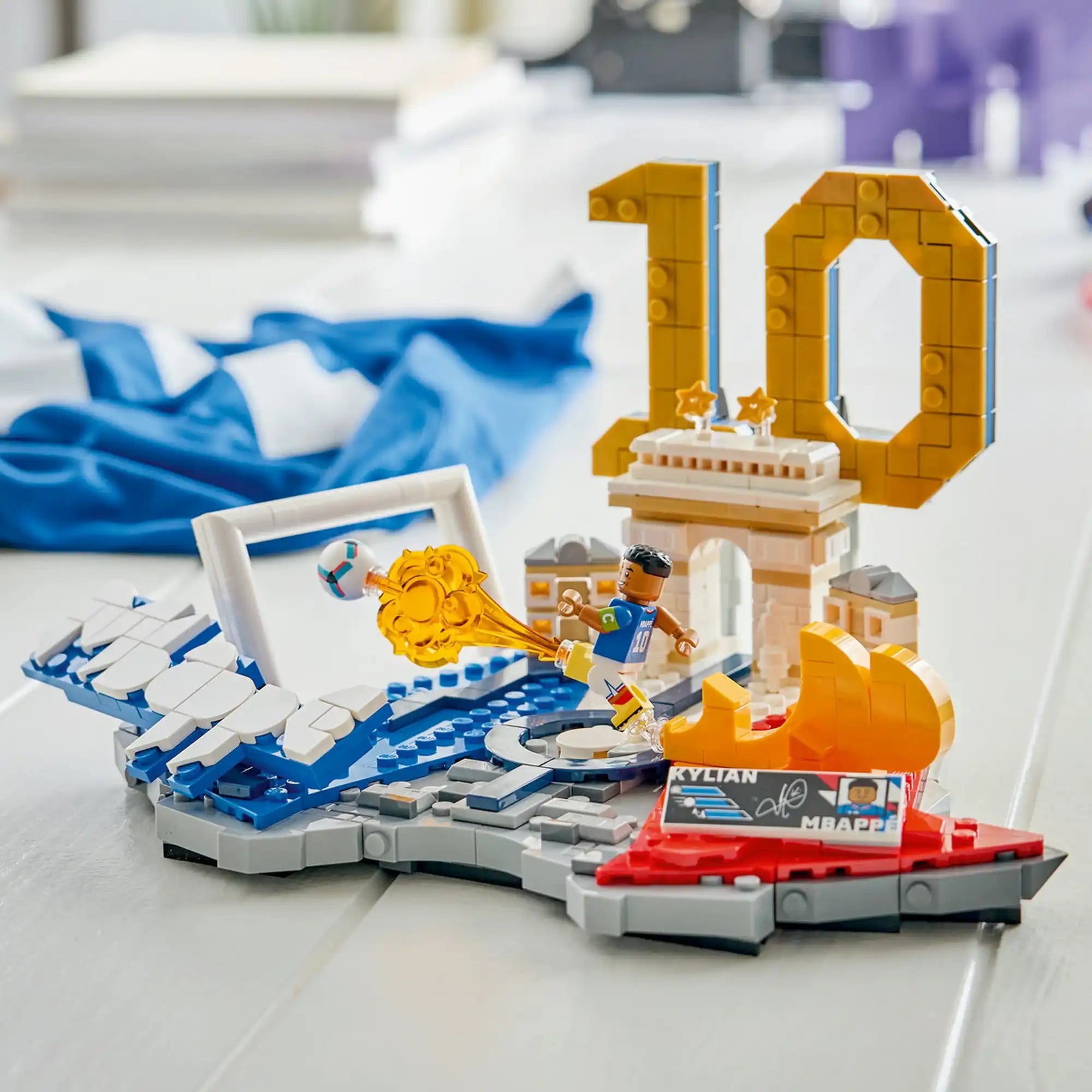 LEGO Editions: Kylian Mbappé A futball legjobb pillanatai 43013 készlet életképen, asztalon felállított futballjelenettel.