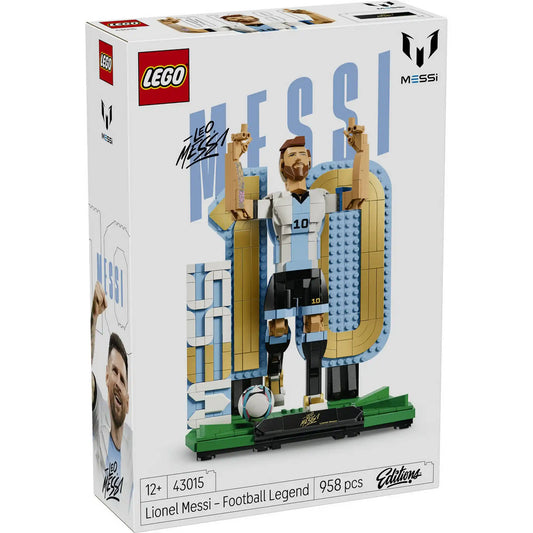 LEGO Editions Lionel Messi – Futball-legenda (43015) dobozképe, amely Lionel Messi ünneplő pózban megjelenő építhető figuráját mutatja az ikonikus 10-es szám előtt, argentin válogatott mezben.
