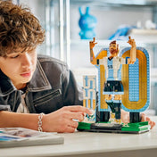 Fiatal LEGO rajongó a LEGO Editions Lionel Messi – Futball-legenda (43015) kész modellel, amely Messi ikonikus gólörömét ábrázolja a nagyméretű 10-es szám előtt.