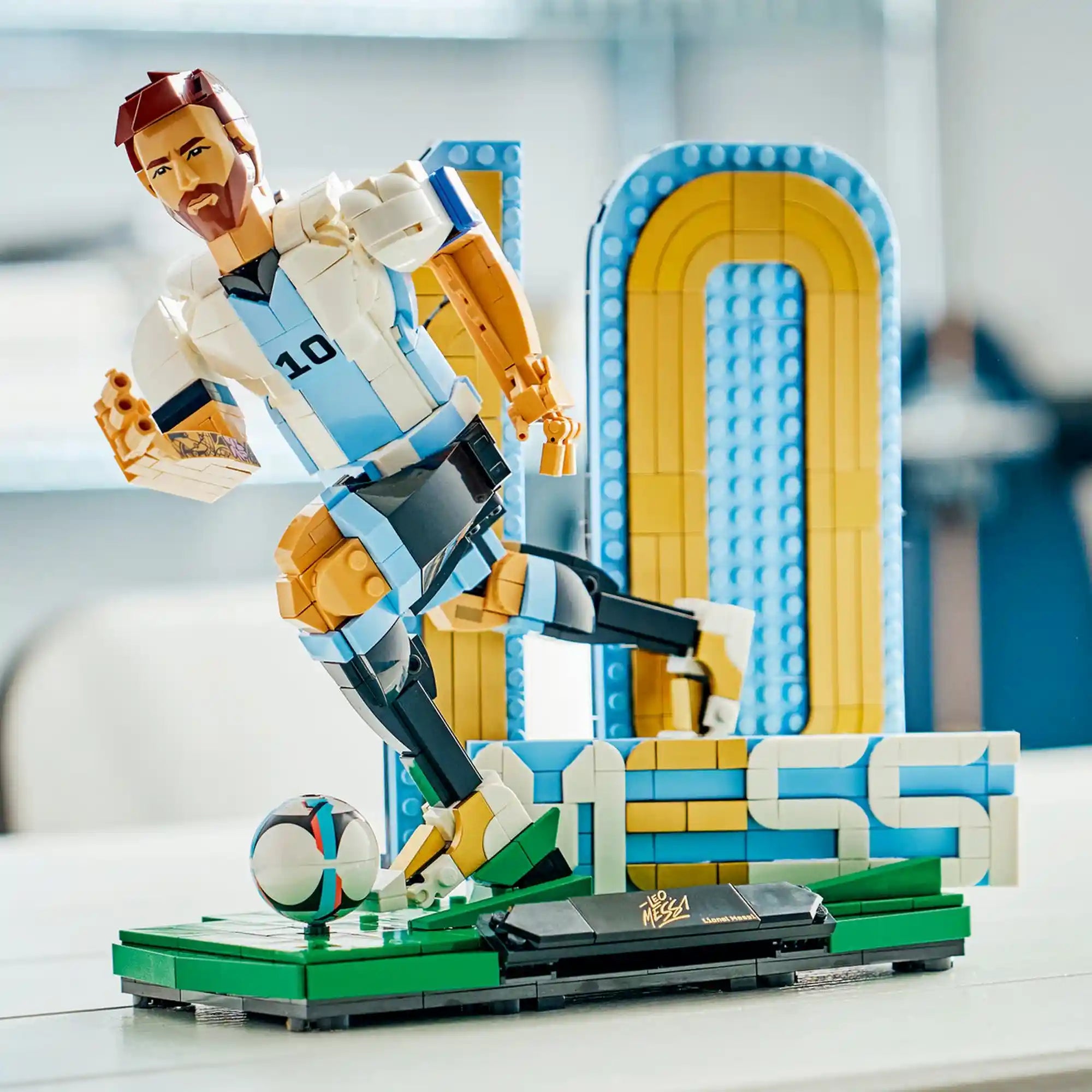 LEGO Editions Lionel Messi – Futball-legenda (43015) alternatív összeállítása, amely Messit dinamikus futópózban, labdavezetés közben ábrázolja a híres 10-es szám előtt.