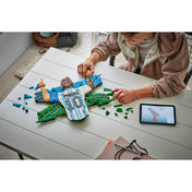 Fiatal építő a LEGO Editions Lionel Messi – Gólöröm (43018) készleten dolgozik, miközben a LEGO Builder alkalmazás digitális útmutatóját használja a modell összeállításához.