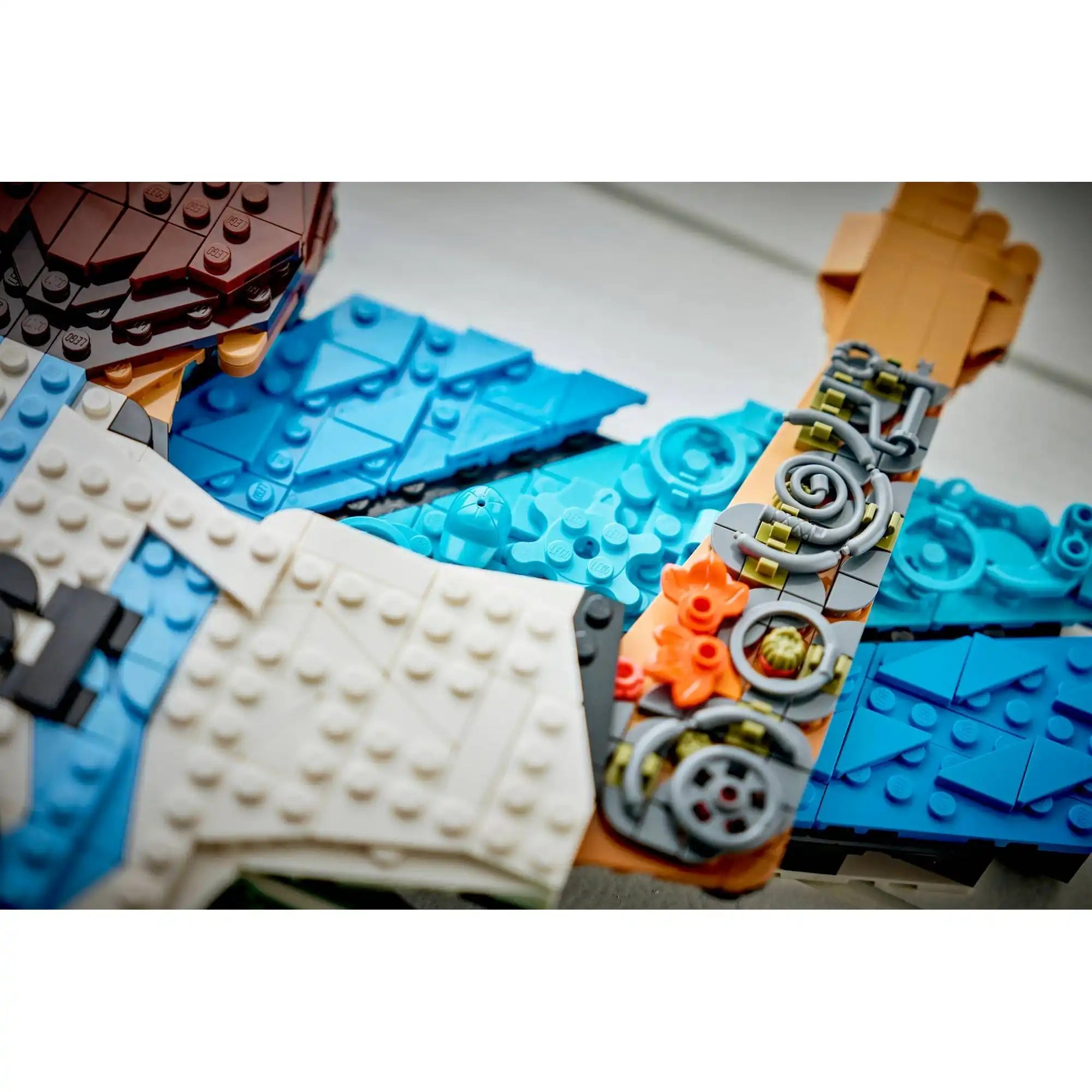 Közeli kép a LEGO Lionel Messi falikép egyik karjáról és hátteréről, amely bemutatja a különleges építési technikákat, textúrákat és a részletgazdag LEGO elemeket.
