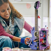 LEGO Olivia Rodrigo 43031 gitármodell kinyitott belső részével és minifigurákkal