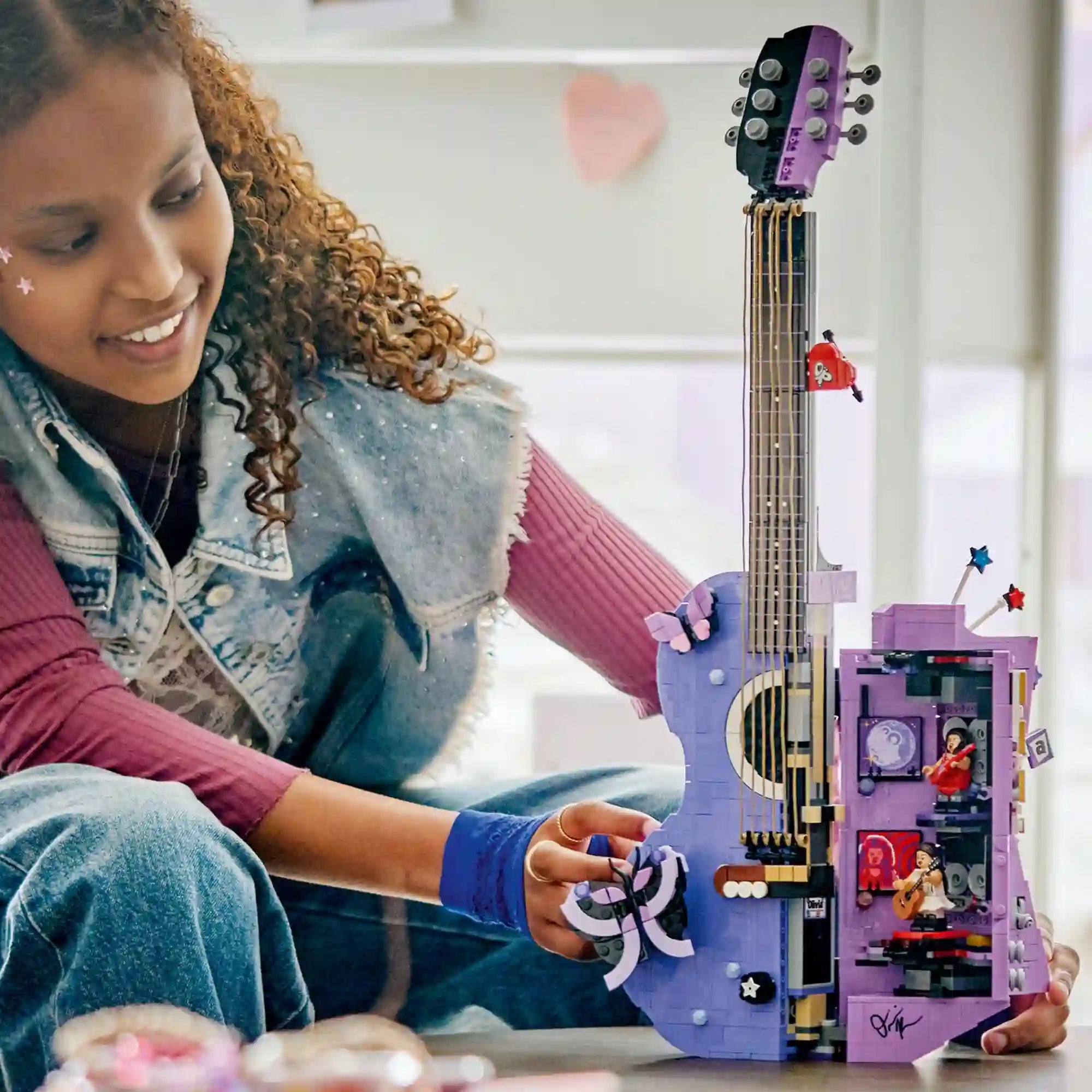 LEGO Olivia Rodrigo 43031 gitármodell kinyitott belső részével és minifigurákkal