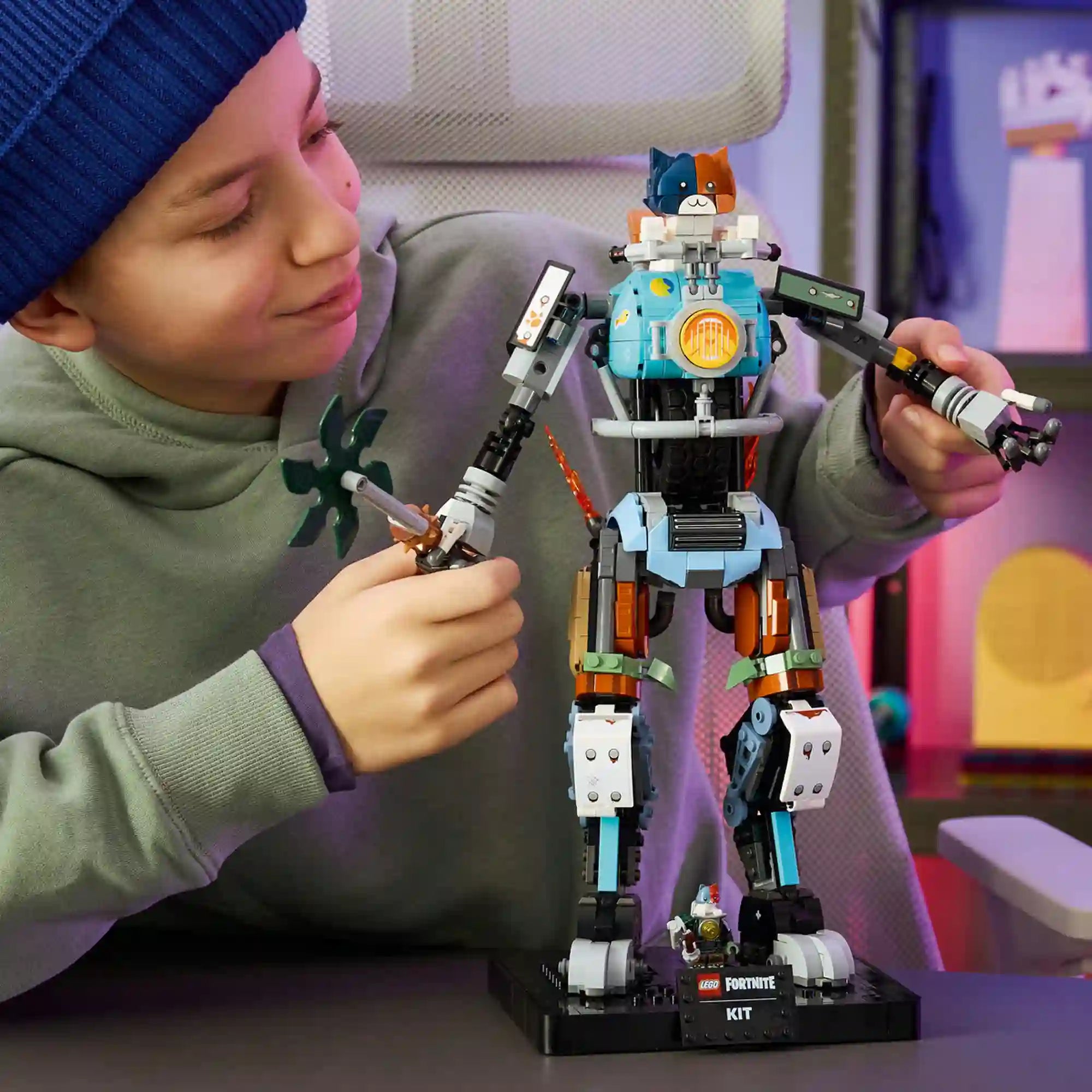 Fiatal Fortnite rajongó játszik a LEGO Fortnite KIT robotmodellel, bemutatva a mozgatható karokat és a Power Claw csákányt.