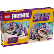 A LEGO Fortnite Klombo készlet dobozának hátoldala, amely bemutatja a mozgatható lila szörnyet, a banános és csontváz minifigurákat, valamint játékjeleneteket a homokos tájon.