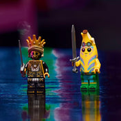 Két minifigura a LEGO Fortnite Klombo készletből: balra a koronás csontvázharcos fekete-arany páncélban, jobbra egy vicces banánjelmezes karakter neon festéssel, mindkettő kardot tart a kezében.