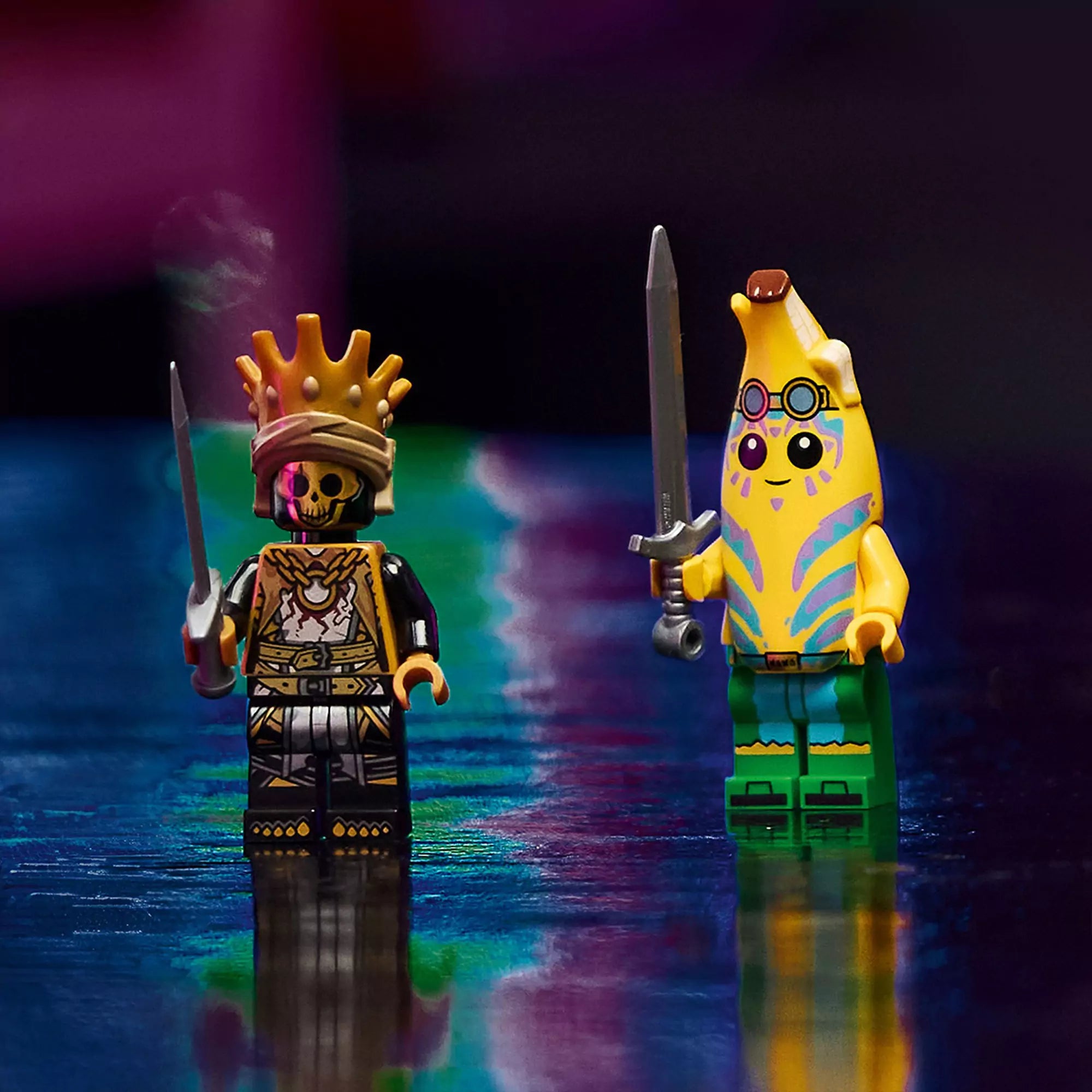 Két minifigura a LEGO Fortnite Klombo készletből: balra a koronás csontvázharcos fekete-arany páncélban, jobbra egy vicces banánjelmezes karakter neon festéssel, mindkettő kardot tart a kezében.