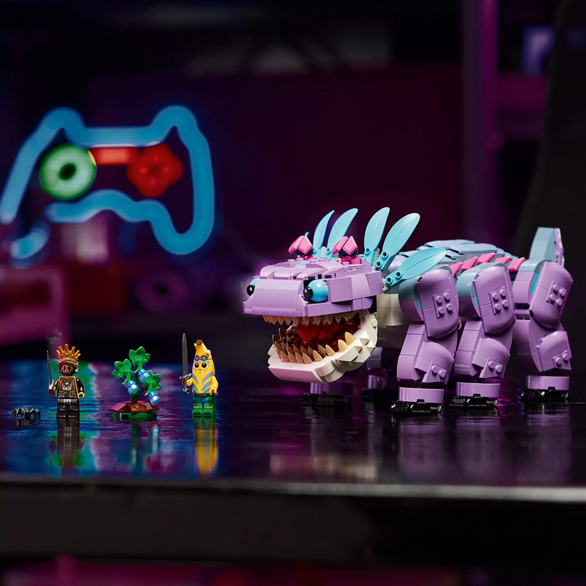Teljesen megépített LEGO Fortnite Klombo figura pózol a három minifigurával – a banános karakterrel, a csontvázharcossal és a kis növénylénnyel – egy fényes asztalon, színes gamer háttér előtt.