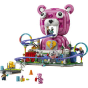 LEGO Fortnite Rave Cave (77082) épített modell hatalmas rózsaszín Cuddle Team Leader fejjel, hullámvasúttal és Fortnite minifigurákkal.