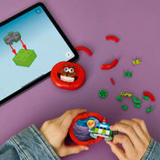 A LEGO Builder alkalmazás digitális útmutatója mellett épülő LEGO Fortnite Tomatohead modell, nyitható belső térrel és pizzéria jelenettel.