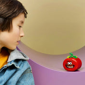 Gyermek nézi a kiállított LEGO Fortnite Tomatohead modellt, amely vidám gamer dekorációként jelenik meg egy polcon.