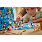 LEGO Friends Adventi naptár 2026 42698 – gyermek játszik a téli LEGO Friends figurákkal és állatokkal