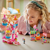 LEGO Friends: Cukorkával és muffinnal díszített óriáskerék 42700, 602 darabos készlet vidámparki jelenete játék közben, forgatható óriáskerékkel és cukorkás standokkal.