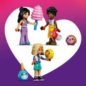LEGO Friends: Cukorkával és muffinnal díszített óriáskerék 42700, 602 darabos készlet minifigurái és kiegészítői, vattacukorral, lufikkal és vidámparki játékokkal.
