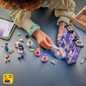 LEGO Friends Heartlake City divatbemutató (42685) építés közben, apró kiegészítőkkel, ruhadarabokkal és a forgatható kifutó elemeivel.
