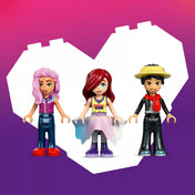A LEGO Friends Heartlake City divatbemutató készlet 3 minibabafigurája egymás mellett, különböző frizurákkal és színes, divatos ruhákban.