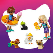 Nova és Leo LEGO Friends figurák fagylalttal, úszógumival és naptejjel, valamint kutya, macska, mopsz és tengerimalac figurák.