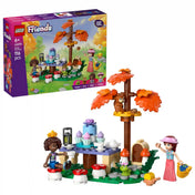 LEGO Friends Erdei teázás 42690 dobozképe az elkészült erdei teaparti jelenettel, figurákkal és állatkiegészítőkkel.