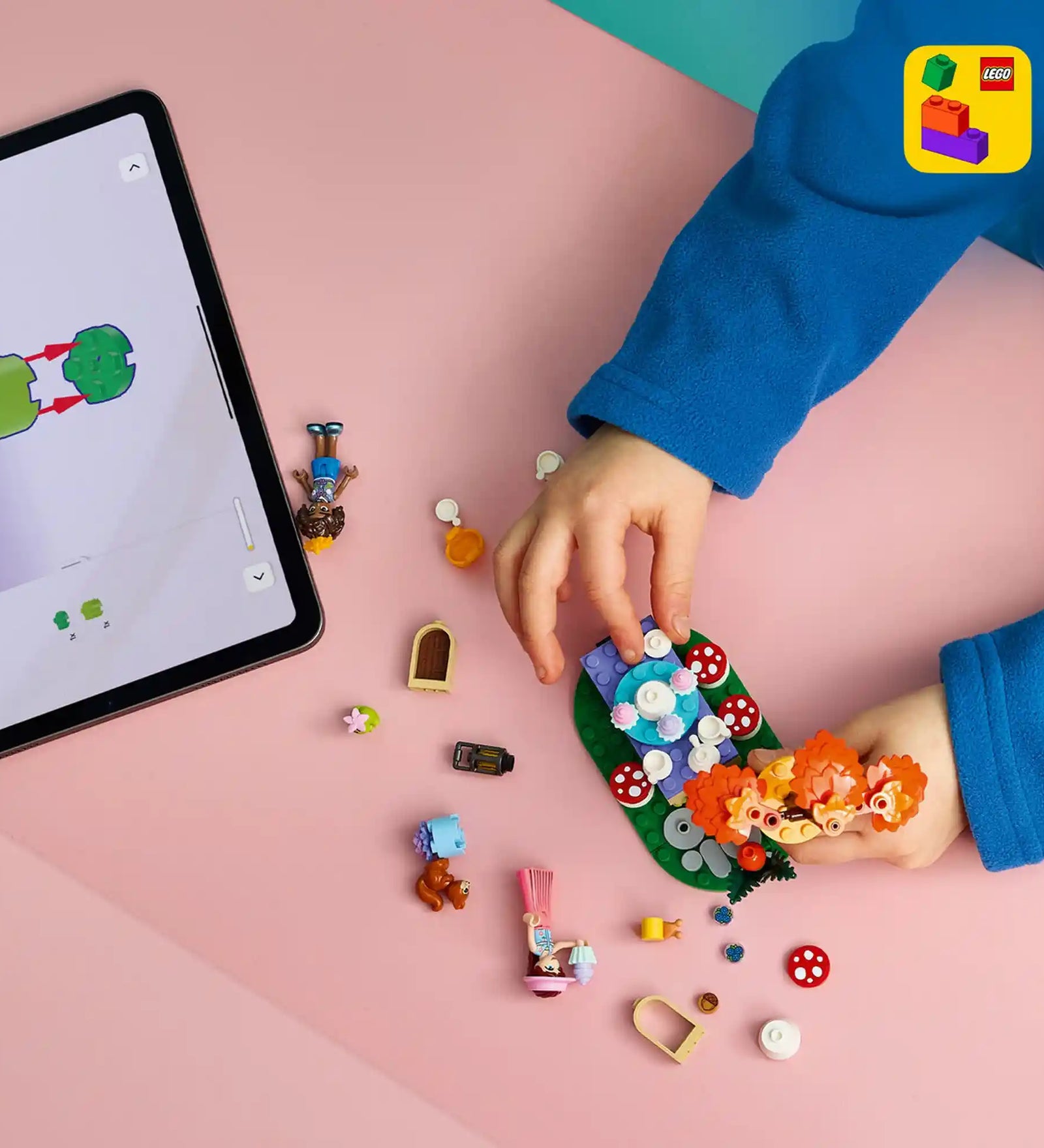 Gyermek a LEGO Builder digitális építési útmutatóját követi a LEGO Friends Erdei teázás 42690 készlet építése közben.