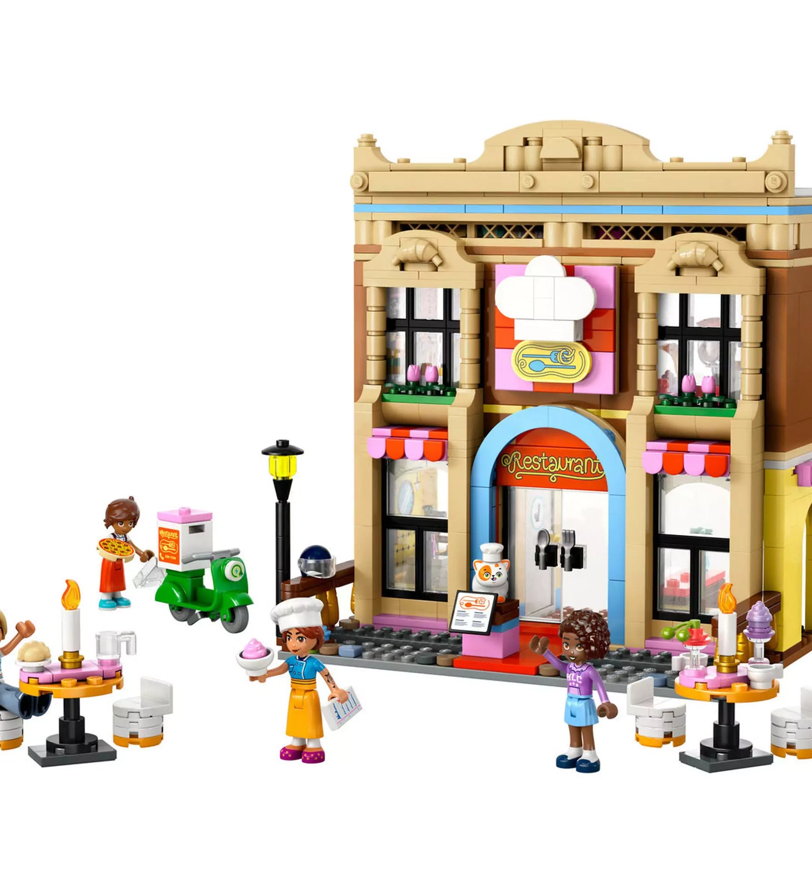 A LEGO Friends Étterem és főzőiskola 42655 készlet teljesen összerakva, minifigurákkal és kiegészítőkkel a jelenetekhez.