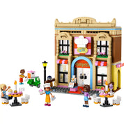 A LEGO Friends Étterem és főzőiskola 42655 készlet teljesen összerakva, minifigurákkal és kiegészítőkkel a jelenetekhez.