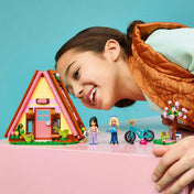 Gyermek a LEGO Friends Glamping kabin készlettel játszik, miközben Nova, Liann és Shadow cica kalandjait eleveníti meg.
