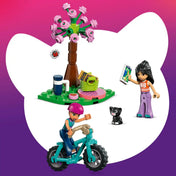 LEGO Friends Nova és Liann minibaba figurák kerékpárral, térképpel és Shadow macskafigurával a glamping kaland részeként.