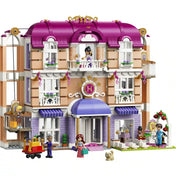 LEGO Friends Heartlake City Grand Hotel megépített modellje részletgazdag homlokzattal, forgóajtóval, erkélyekkel, liftekkel, recepcióval és minifigurákkal.