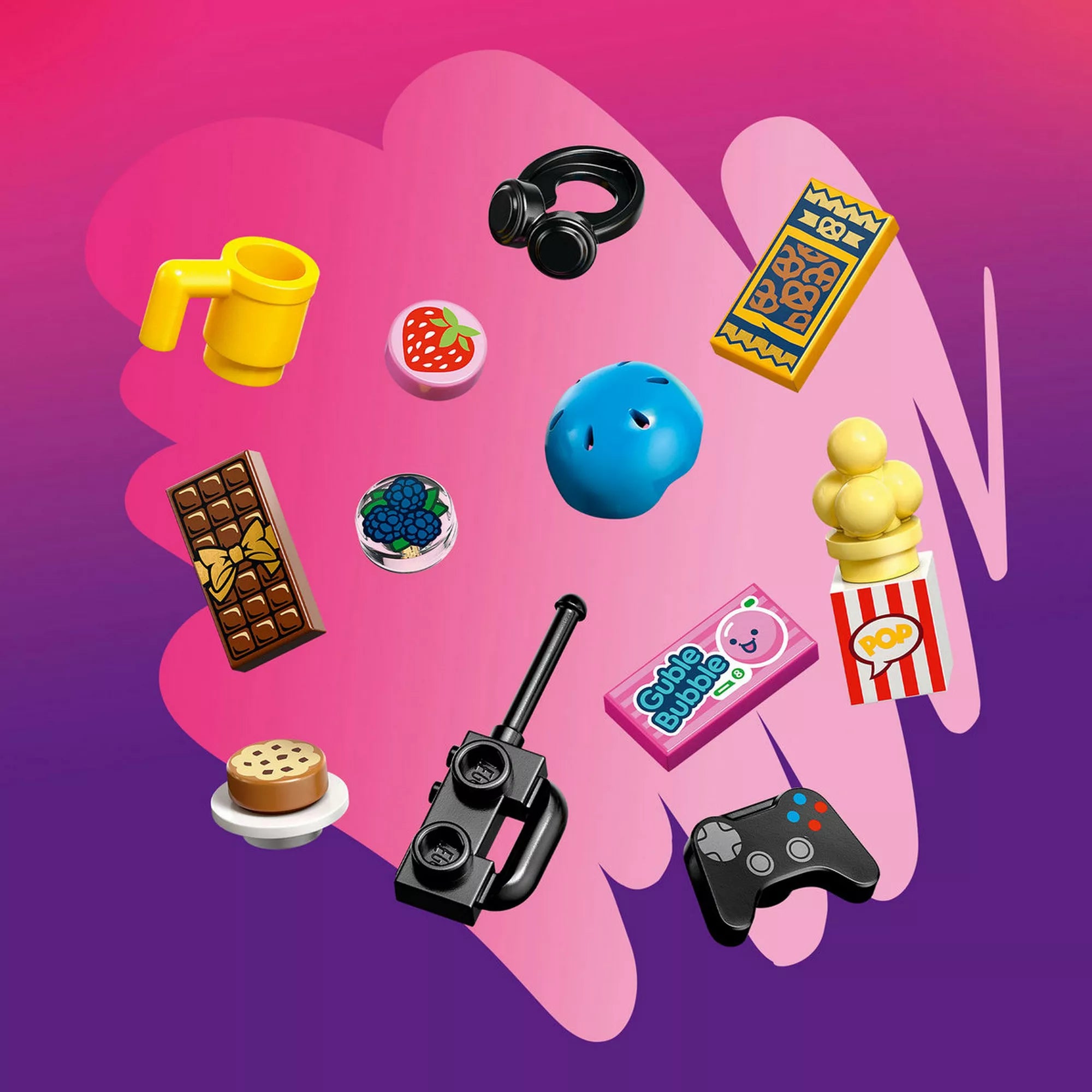 LEGO Friends Heartlake City barátságklub (42689) készlet kiegészítői, színes játékos elemekkel, többek között bögrével, fejhallgatóval, könyvvel, videojáték-kontrollerrel, walkie-talkie-val, édességekkel, rágógumival és popcornnal, rózsaszín-lila háttéren.