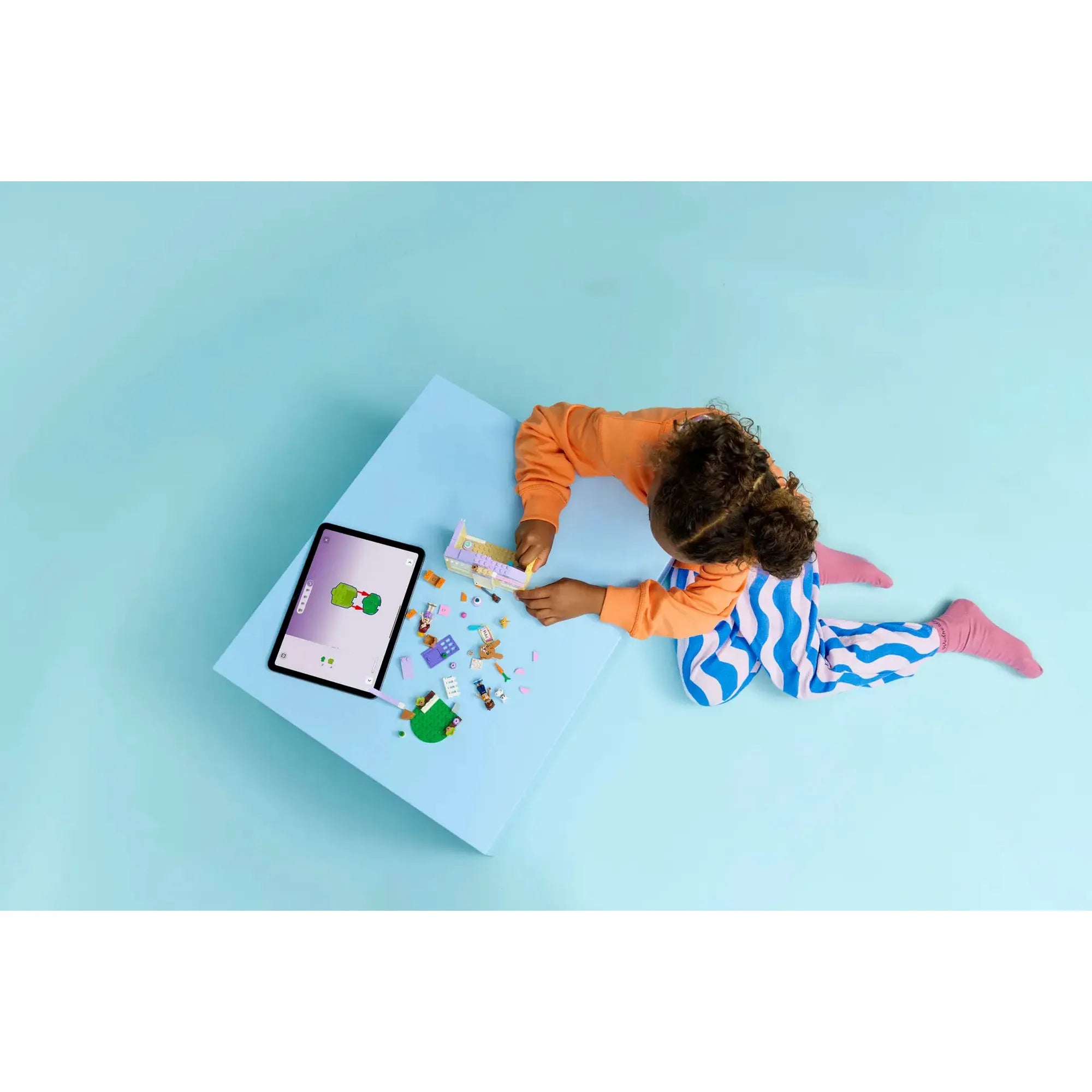 Gyermek LEGO Friends nyuszipanzió készletet épít LEGO Builder app használatával, digitális 3D-s útmutatóval