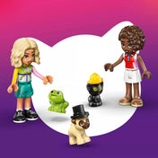 LEGO Friends Nova és Aliya figurák a kisállatokkal: mopsz kutya, fekete cica és béka, kalapos kiegészítőkkel