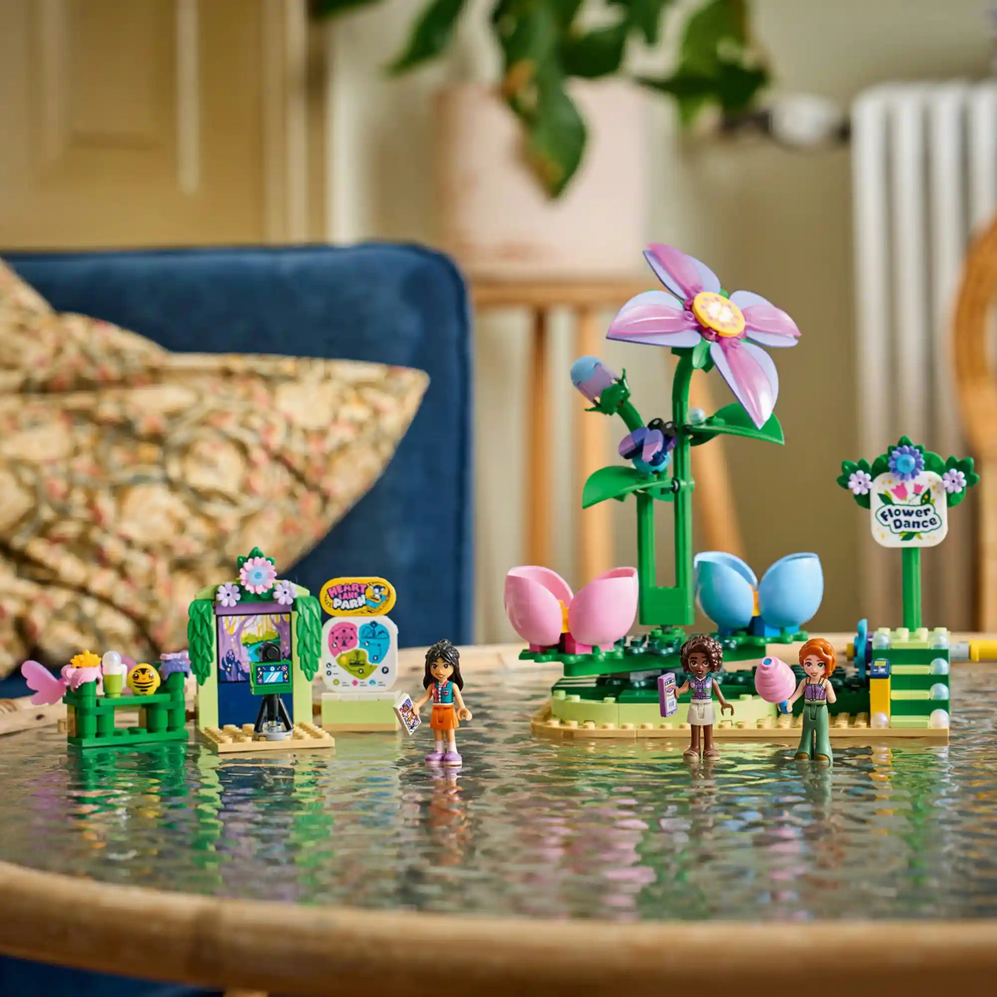 LEGO Friends: Körhinta virágokkal és tündérekkel 42702, 321 darabos készlet teljes összeépített modellje virágkörhintával, fotóponttal, tündérszereplőkkel és vidámparki kiegészítőkkel.