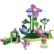 LEGO Friends: Körhinta virágokkal és tündérekkel 42702, 321 darabos készlet teljes modellje fehér háttéren, forgó virágkörhintával, fotósarokkal és három LEGO Friends karakterrel.